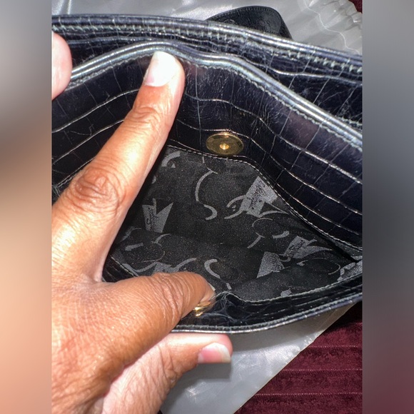 Salvatore Ferragamo Vara Croc Embossed Shoulder Bag - Picture 11 of 16